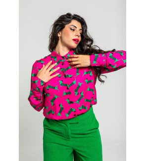 Camisa fucsia con estampado de perritos verdes, diseño divertido Más rara que un perro verde