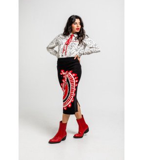 Falda negra de punto con estampado paisley rojo, diseño boho chic Alma Libre