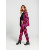 Americana smoking fucsia con estampado animal.