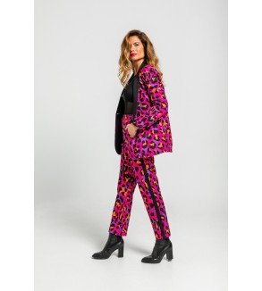 Americana smoking fucsia con estampado animal.