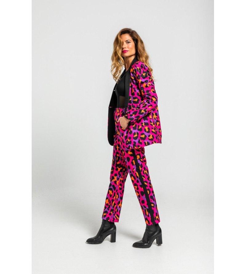 Americana smoking fucsia con estampado animal.