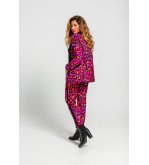 Americana smoking fucsia con estampado animal.