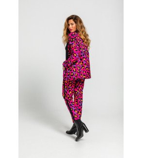 Americana smoking fucsia con estampado animal.