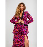 Americana smoking fucsia con estampado animal.