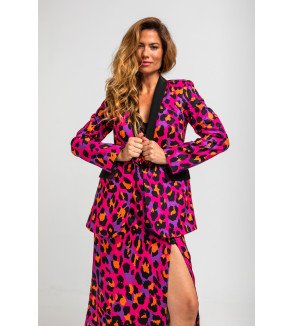 Americana smoking fucsia con estampado animal.