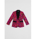 Americana smoking fucsia con estampado animal.