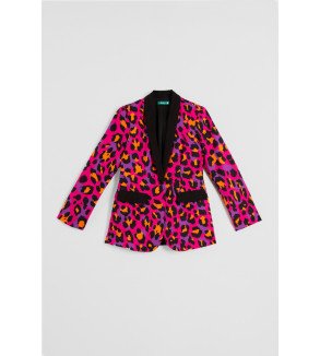 Americana smoking fucsia con estampado animal.