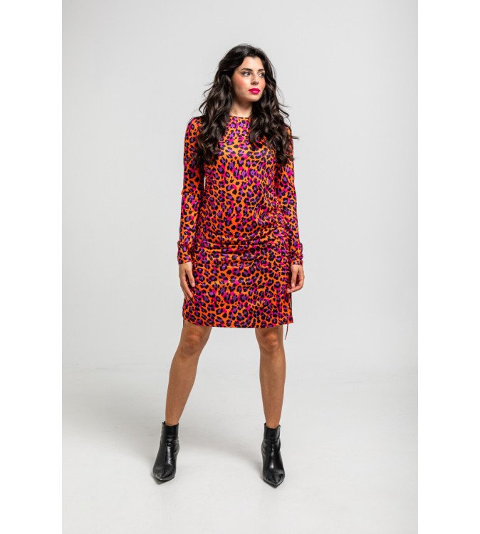 Vestido corto drapeado con estampado animal en tonos naranja, fucsia y negro I’m Felina