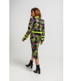 Chaqueta corta estilo militar con estampado de grafitti urbano