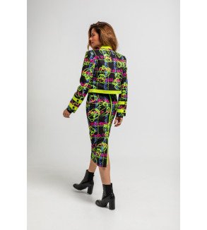 Chaqueta corta estilo militar con estampado de grafitti urbano