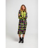 Chaqueta corta estilo militar con estampado de grafitti urbano en tonos neón I’m the Queen