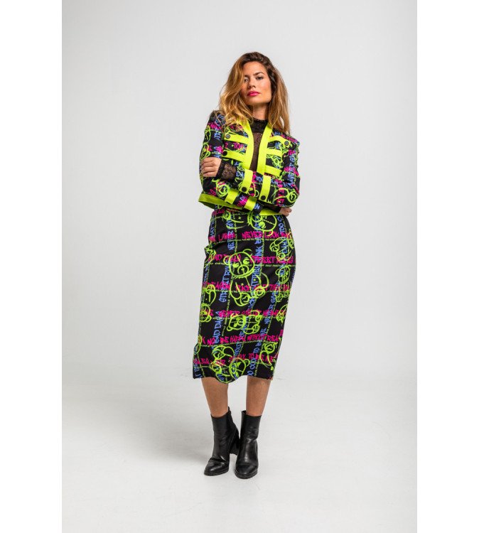 Chaqueta corta estilo militar con estampado de grafitti urbano en tonos neón I’m the Queen