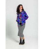 Suéter de rayas blanco y negro con texto Love Yourself y detalles coloridos