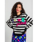 Suéter de rayas blanco y negro con texto Love Yourself y detalles coloridos