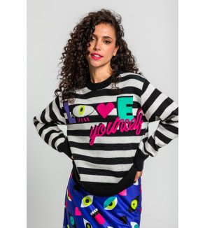 Suéter de rayas blanco y negro con texto Love Yourself y detalles coloridos