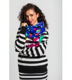 Suéter de rayas blanco y negro con texto Love Yourself y detalles coloridos