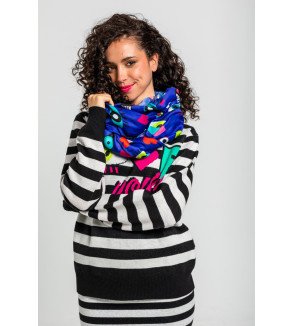 Suéter de rayas blanco y negro con texto Love Yourself y detalles coloridos