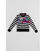 Suéter de rayas blanco y negro con texto Love Yourself y detalles coloridos