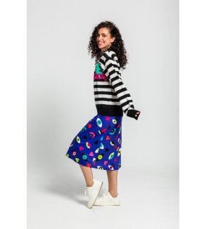 Suéter de rayas blanco y negro con texto Love Yourself y detalles coloridos