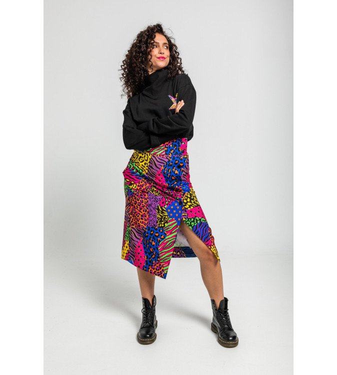 Sudadera negra cuello chimenea con estrella de estampado animal print Caótica