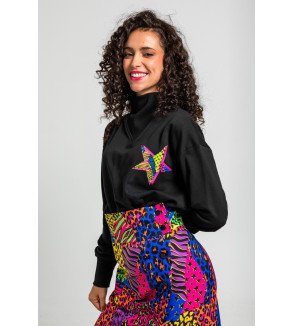Sudadera negra cuello chimenea con estrella de estampado animal print Caótica