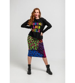 Camiseta oversize negra con mensaje Caótica Loca Feliz y estampado animal print