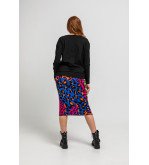 Camiseta oversize negra con mensaje Caótica Loca Feliz y estampado animal print