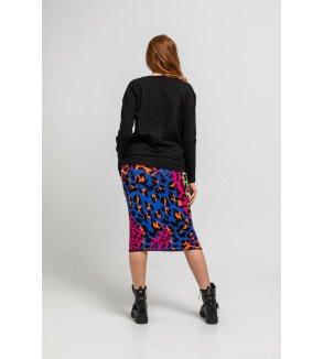 Camiseta oversize negra con mensaje Caótica Loca Feliz y estampado animal print