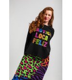 Camiseta oversize negra con mensaje Caótica Loca Feliz y estampado animal print