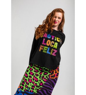 Camiseta oversize negra con mensaje Caótica Loca Feliz y estampado animal print