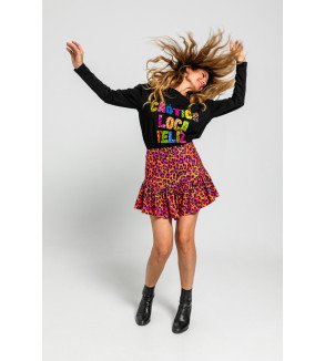 Camiseta oversize negra con mensaje Caótica Loca Feliz y estampado animal print