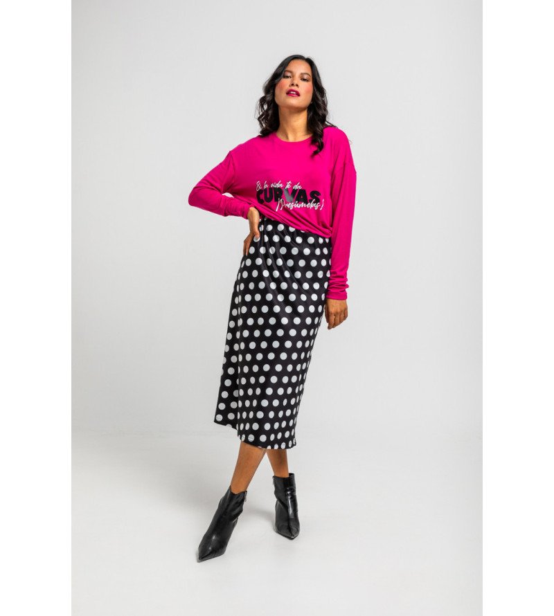 Camiseta oversize fucsia con texto “Si la vida te da curvas, ¡presúmelas!” – Guapa