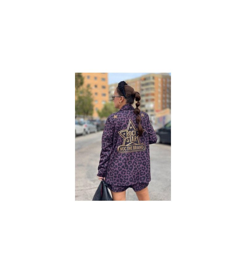 Blazer con print de leopardo color berenjena y detalles dorados Rock Star – NOC The Brand