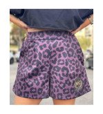 Short efecto neopreno con print de leopardo color berenjena y parche militar dorado – NOC The Brand