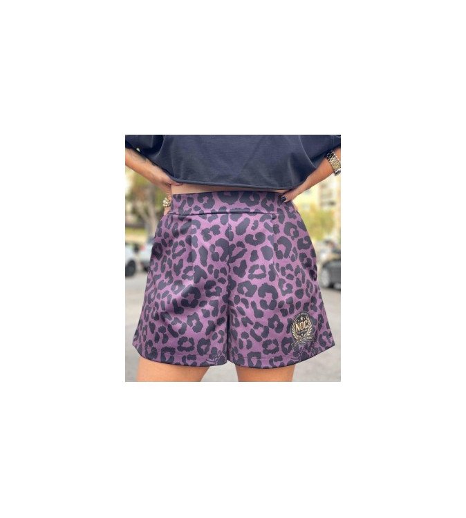 Short efecto neopreno con print de leopardo color berenjena y parche militar dorado – NOC The Brand