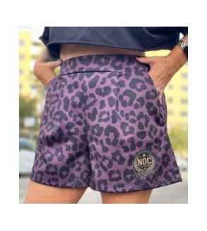 Short efecto neopreno con print de leopardo color berenjena y parche militar dorado – NOC The Brand