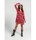 Vestido corto rojo con estampado paisley y volante – Lolina Alma Libre