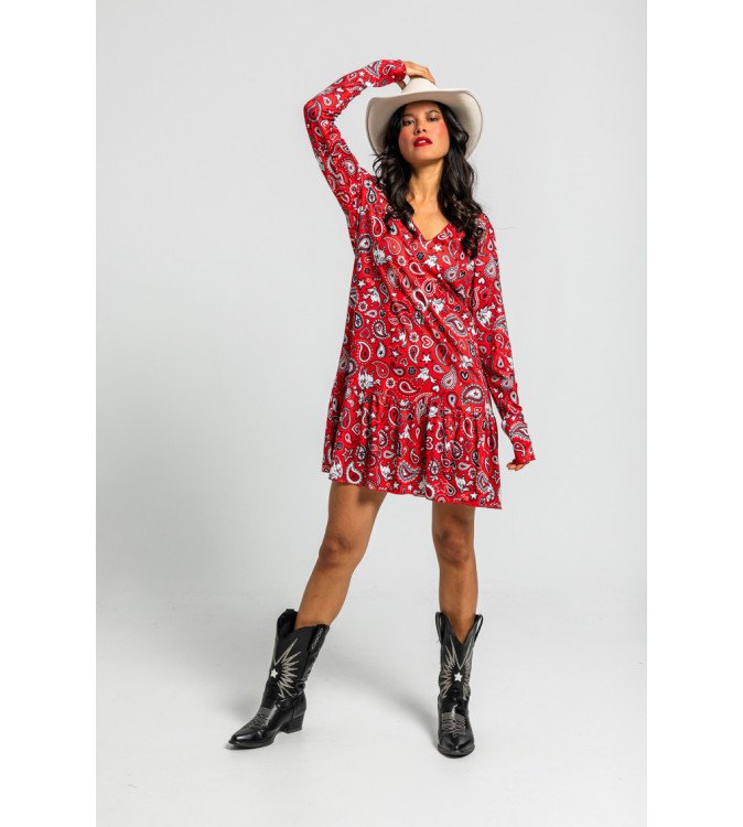 Vestido corto rojo con estampado paisley y volante – Lolina Alma Libre